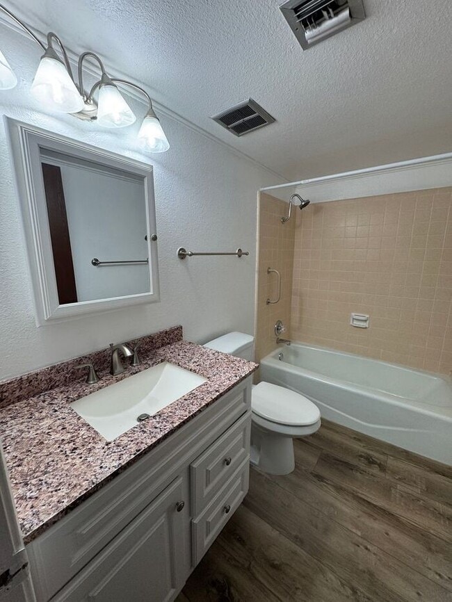 Building Photo - Charming 3 bedroom 2.bath with yard