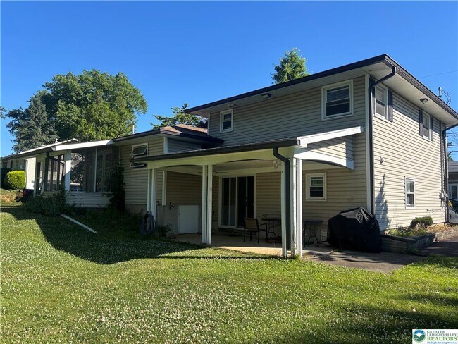 Building Photo - 3200 Highland Dr