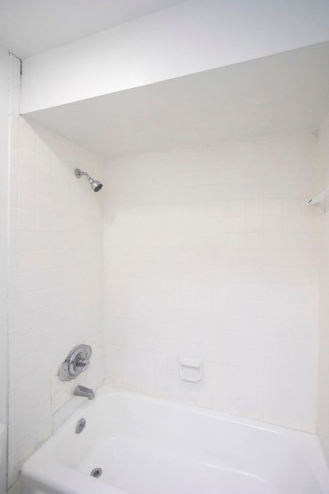 Building Photo - 421 Raintree Dr