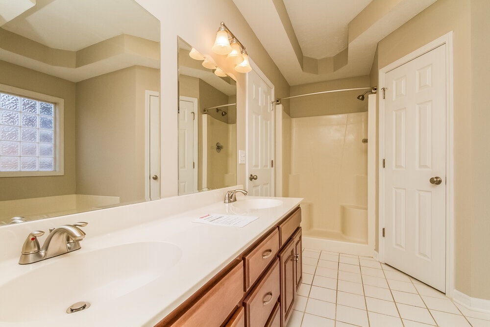 Building Photo - 304 Acorn Ct