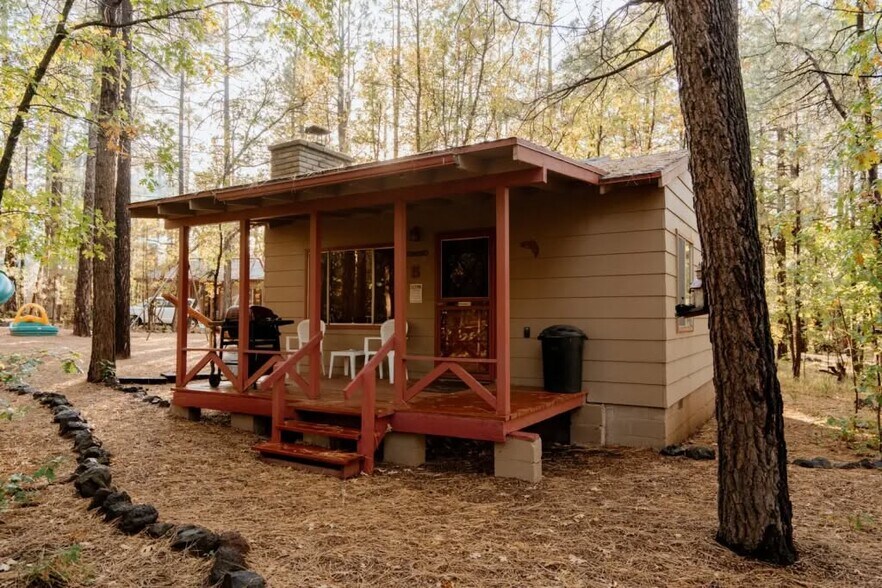 Cabin 5 Outside - 165 E White Mountain Blvd