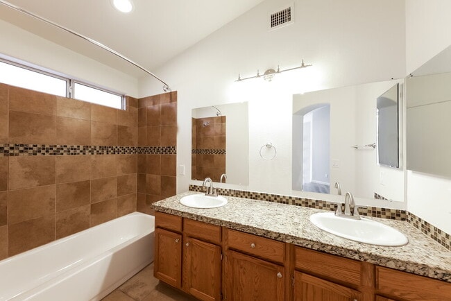 Building Photo - 4116 E Coolbrook Ave