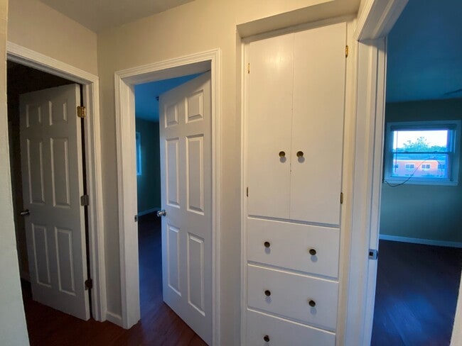 Building Photo - 1402/1404 Hillcrest Drive