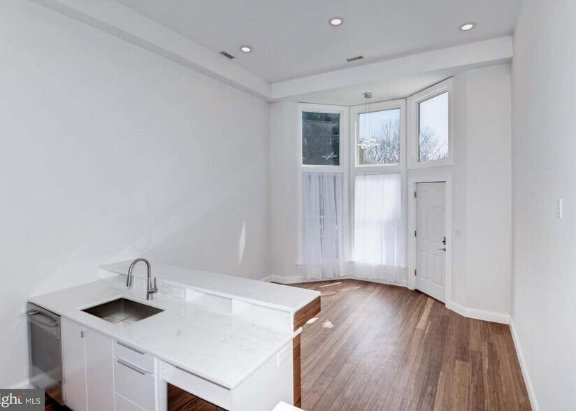 Building Photo - 4600 Kenmore Dr NW
