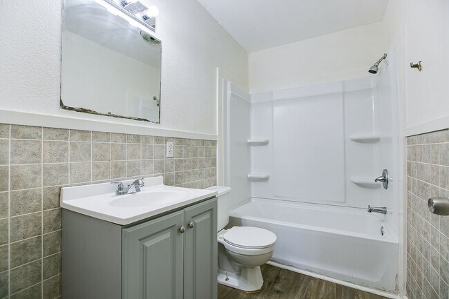 Building Photo - 132 E 11th St
