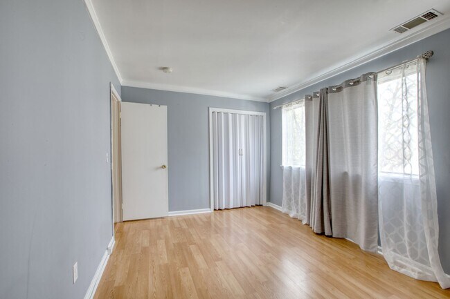 Building Photo - Lovely 2 bed 1.5 bat Condo is quiet Stamford Neighborhood