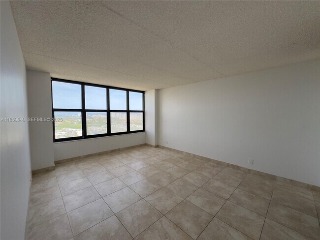 Building Photo - 2500 Parkview Dr