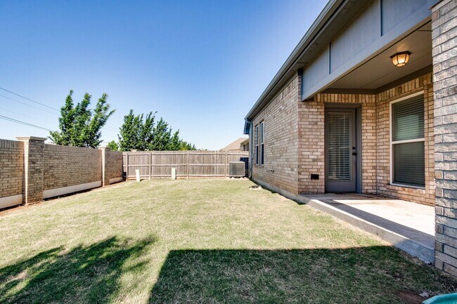 Building Photo - Luxury living in gated Valencia
