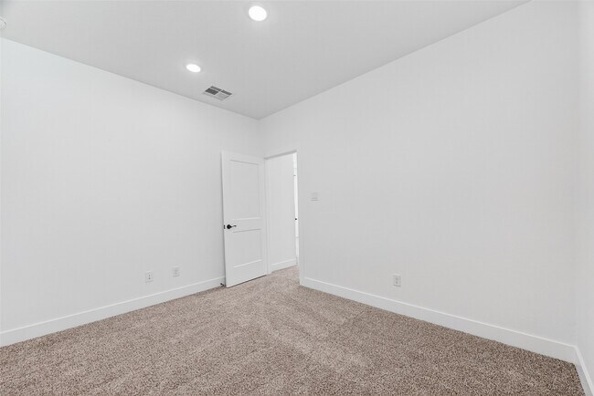 Building Photo - 24011 Breezy Bank Trl