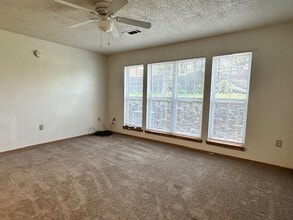 Building Photo - 3 Bedroom / 2 Bath Apartment