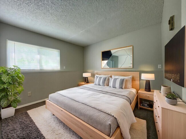 Building Photo - 2922 Straus Ln