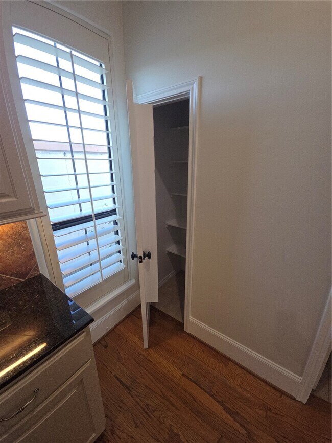 Building Photo - 3117 Fairdale Oaks E