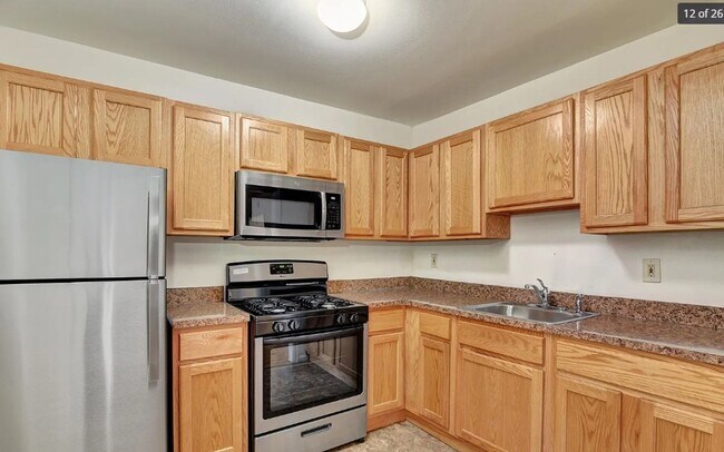 Building Photo - Renovated Apartment Available