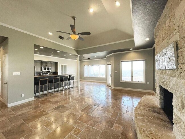 Building Photo - 1713 Clubhouse Hill Dr