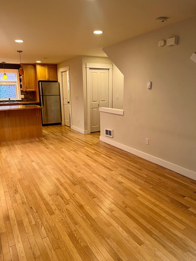 Building Photo - Available 1/1! Cozy townhouse in the Mt Ba...