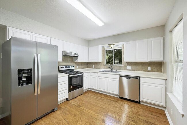 Building Photo - 8903 Piney Point Dr
