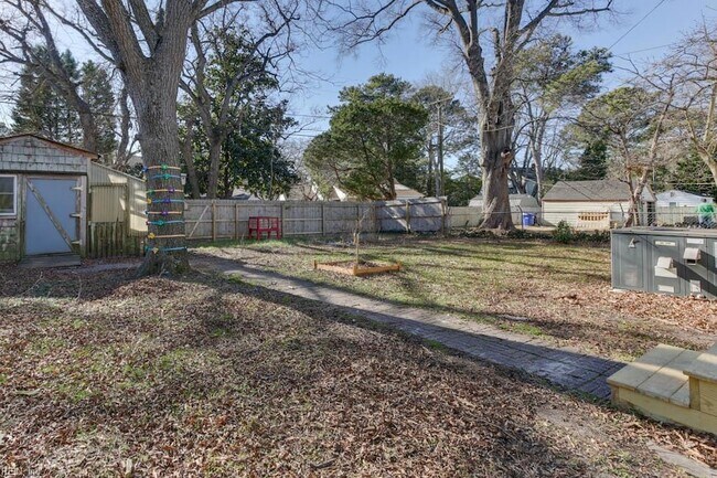 Building Photo - 407 Russell St