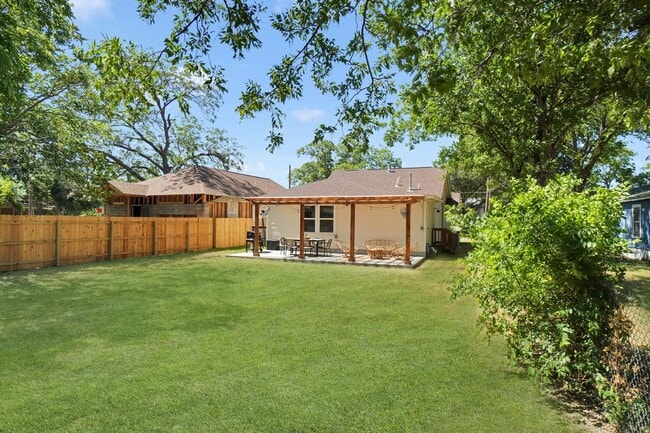 Building Photo - Gorgeous 3 bedroom, 2 ba home in the heart...
