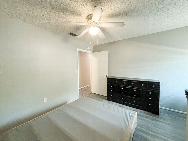 Building Photo - Windsor Park #317 - Pet Friendly!