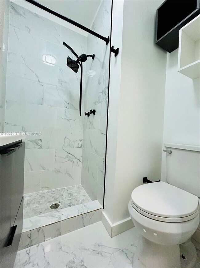 Building Photo - 880 SE 4th Pl