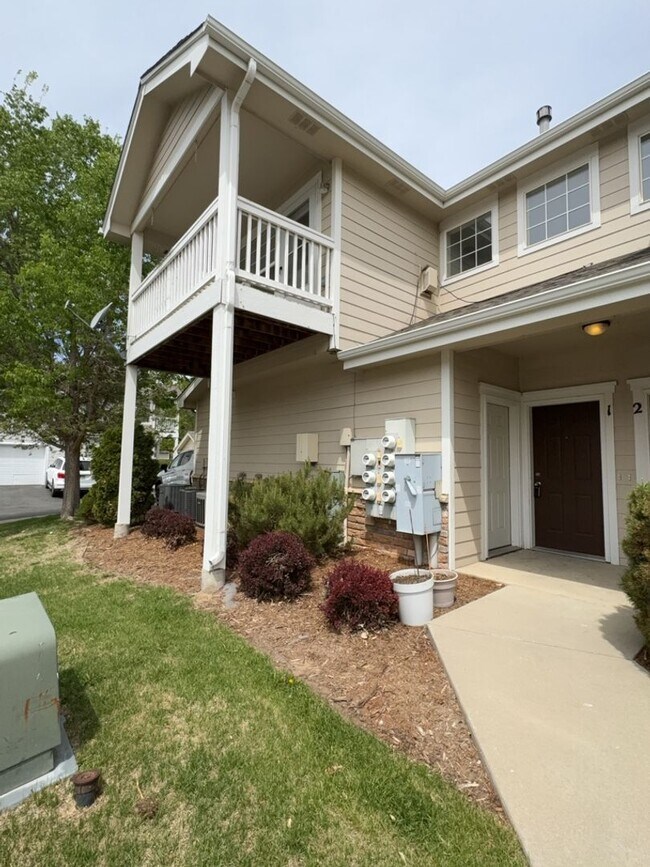 Building Photo - Spacious 2 Bed, 2 Bath Condo