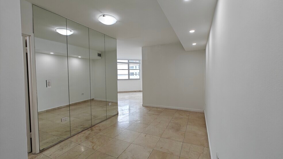 Building Photo - 825 Brickell Bay Dr