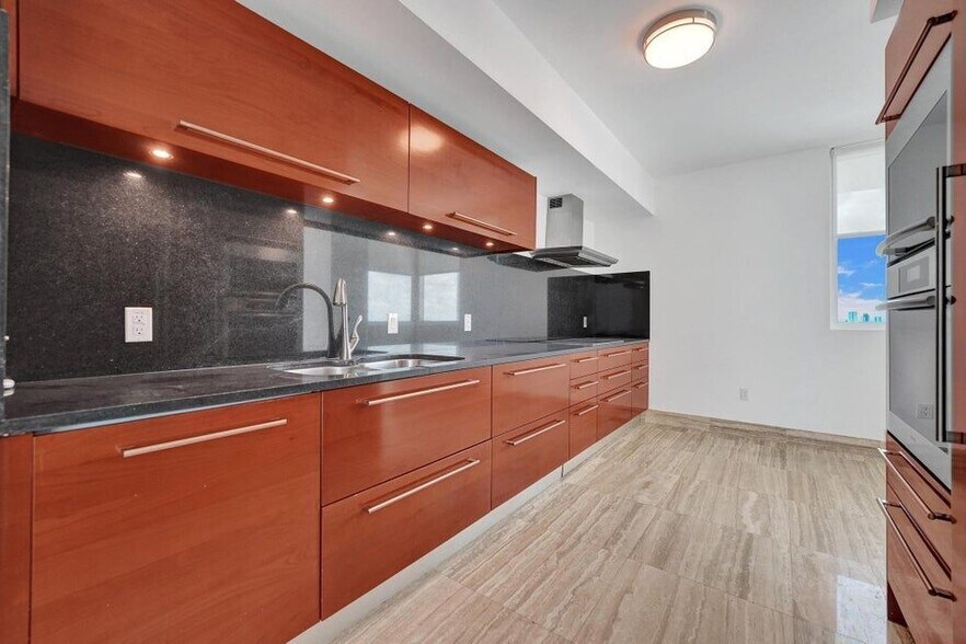 Building Photo - 101 S Fort Lauderdale Beach Blvd