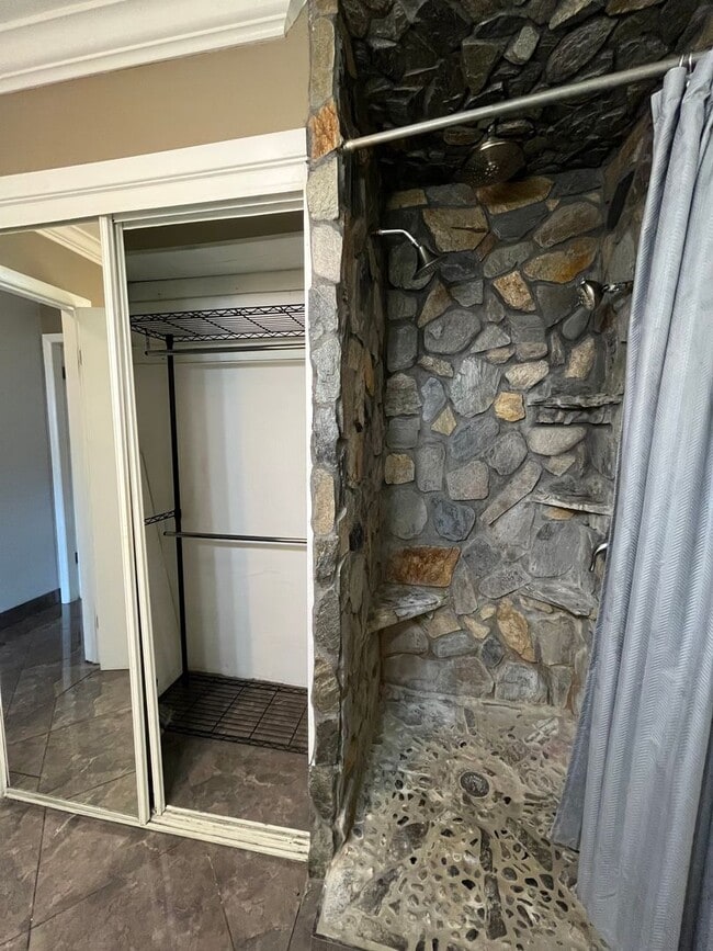Building Photo - Cozy, ground floor condo for rent
