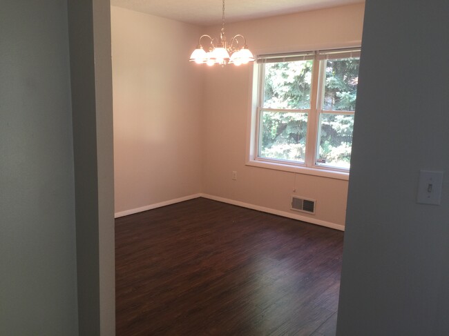 Building Photo - 7 Bluefield Manor