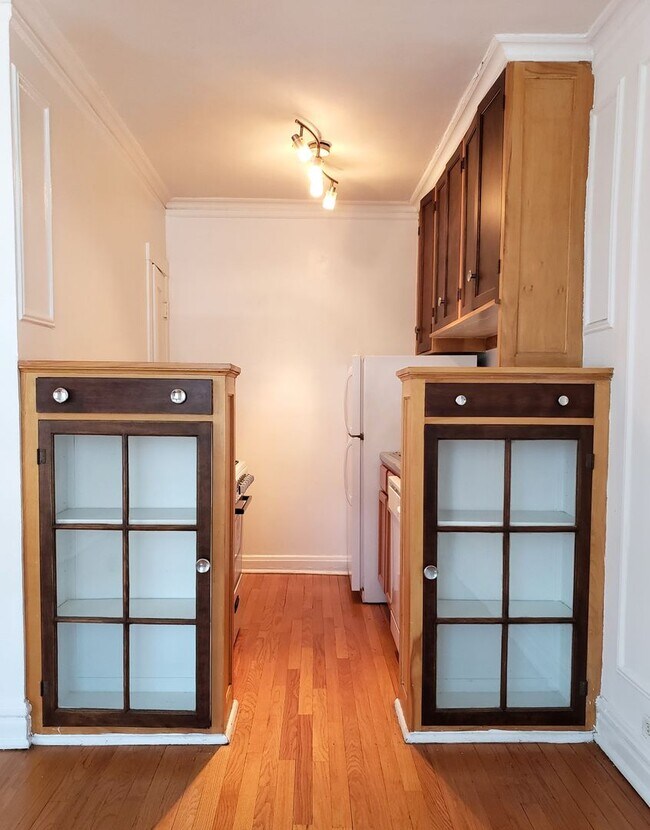 Building Photo - Edgewater Studio with Heat & Cooking Gas Included ~ No Security Deposit ~ Cat Friendly!