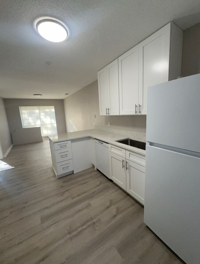 Building Photo - Fully Renovated 3 bedroom 2 bathroom Duple...