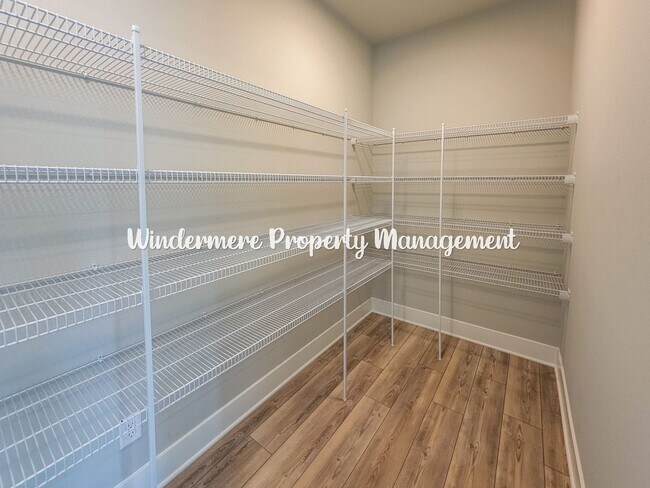 Building Photo - Stunning and spacious 5 bed in McCormick Village!