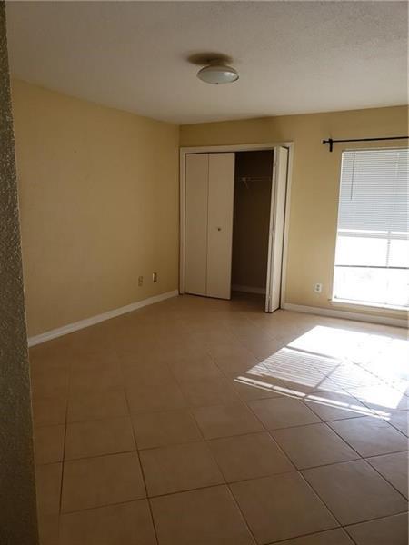 Building Photo - 833 Riverside Dr
