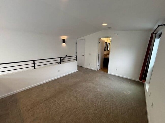 Building Photo - Modern Townhome For Lease Near Columbia City | 2 Bed | 2.5 Bath | A/C | Covered Parking