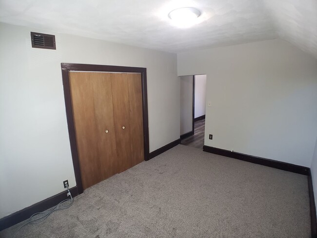 Building Photo - Cozy 2 Bedroom 1 bath Upstairs with Garage