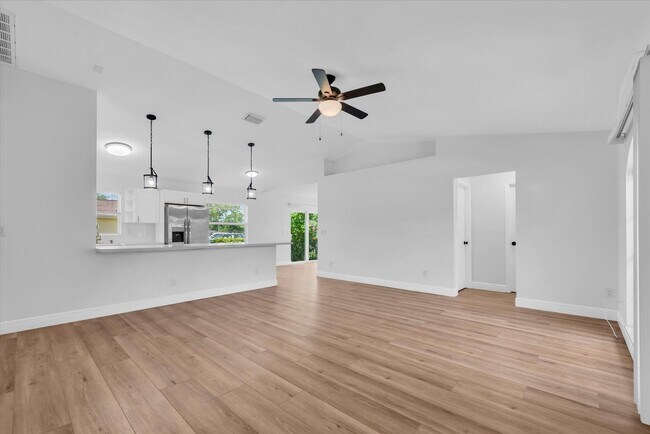 Building Photo - 1611 3rd Ave W