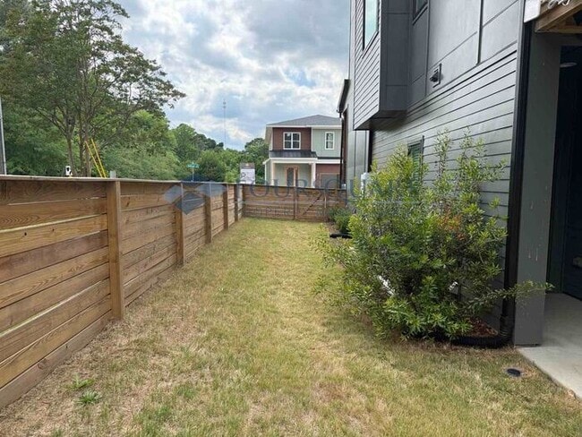 Building Photo - Modern 4-Bed / 4-Bath Townhome with Covered Patio, Deck & Garage – Inside the Beltline Near Downt...