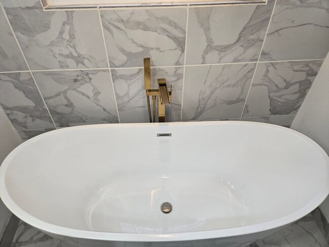 Building Photo - Spacious Five Bedroom