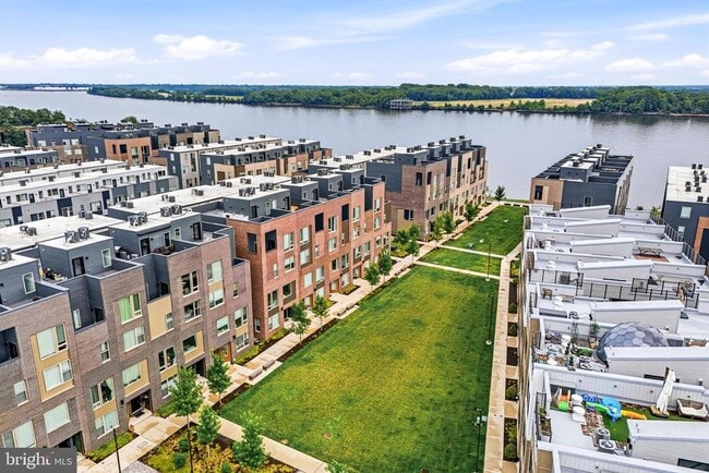 Building Photo - 3115 Parkview Walk