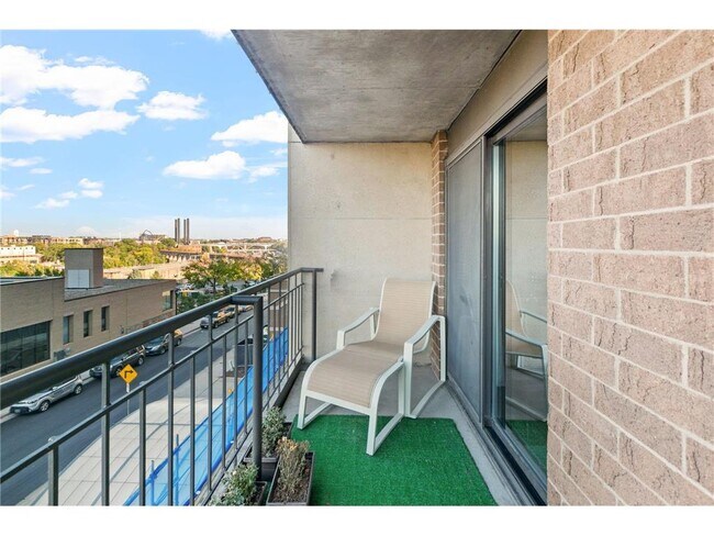 Building Photo - 401 S 1st St