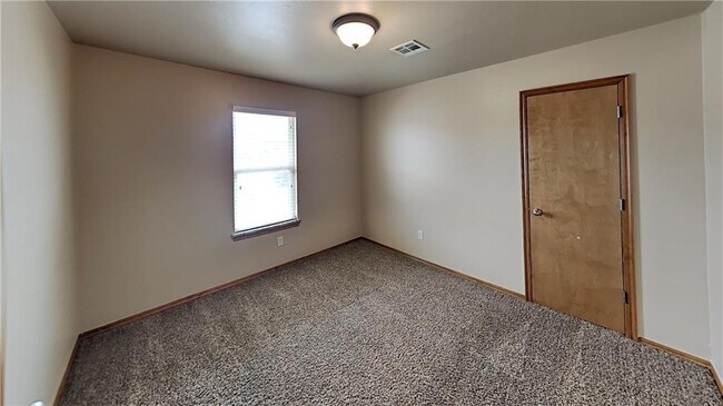 Building Photo - 1420 SE 15th St