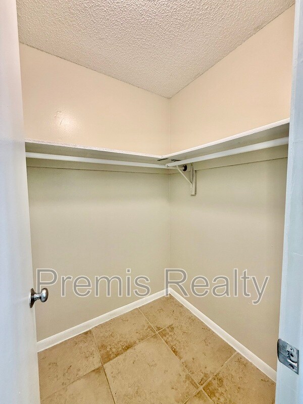 Building Photo - 455 Alt 19