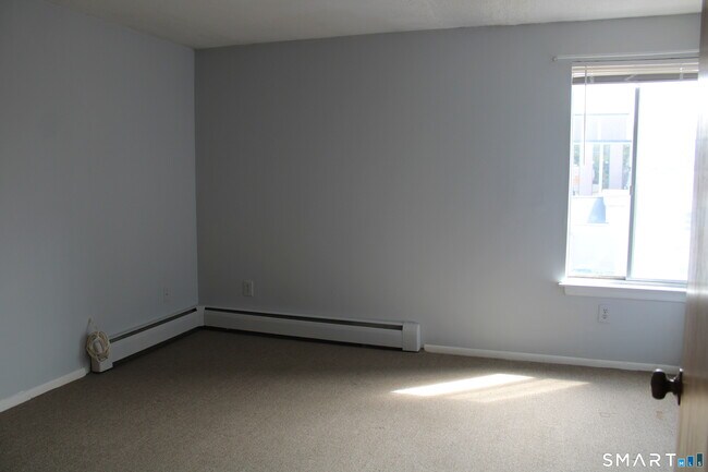 Building Photo - 87 Meadow St