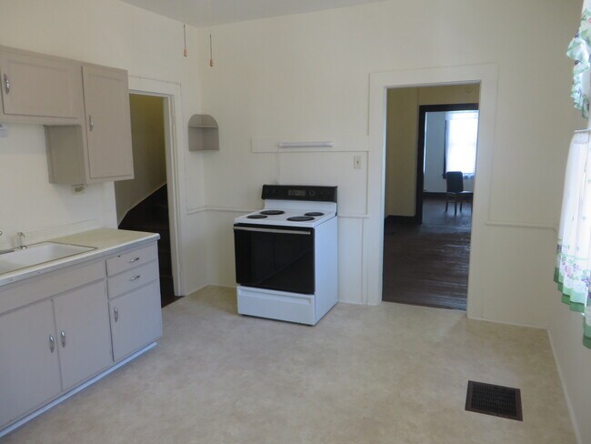 Building Photo - Large Three Bedroom, 1.5 Bathroom Home hal...