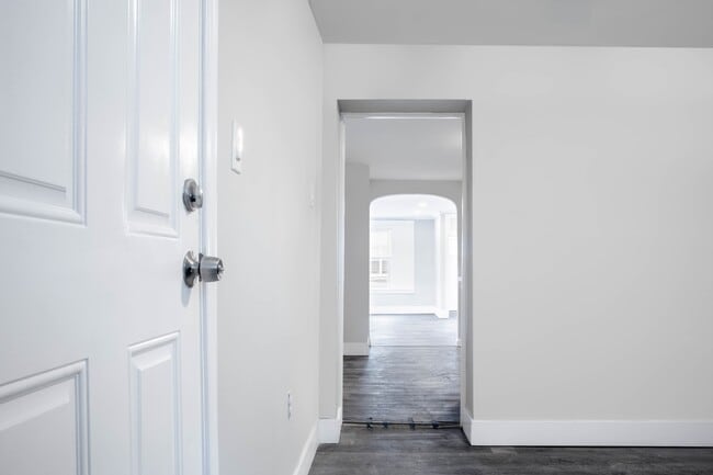 Building Photo - 2348 Moore St