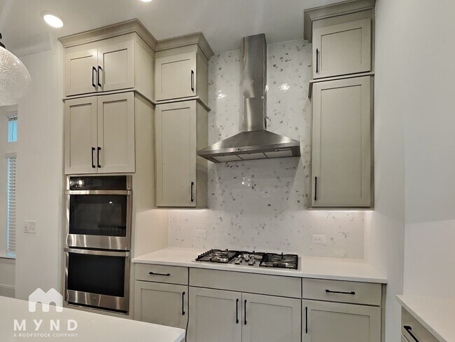 Building Photo - 828 S Columbia Dr