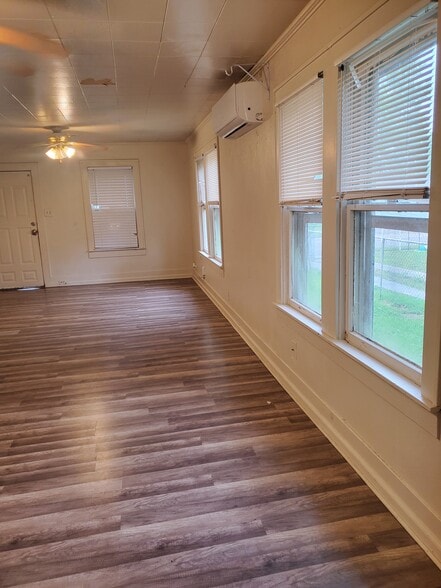 Living room - 222 W Murrill St