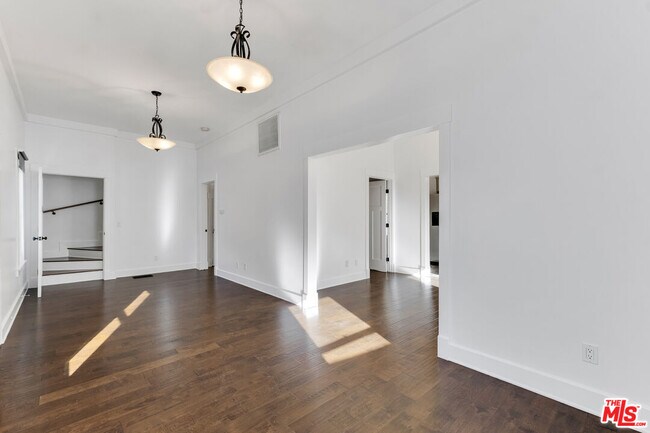 Building Photo - 6117 Glen Holly St