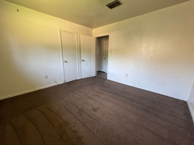 Building Photo - Cute 3 Bedroom Home