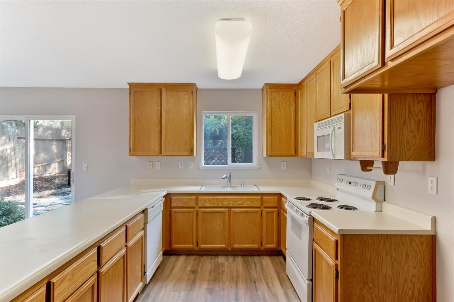 The view directly into the kitchen. - 3038 Courtside Dr
